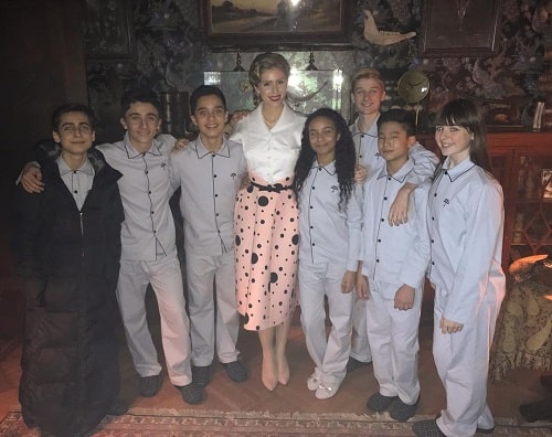 A picture of Jordan Claire Robbins with her on-screen seven kids.